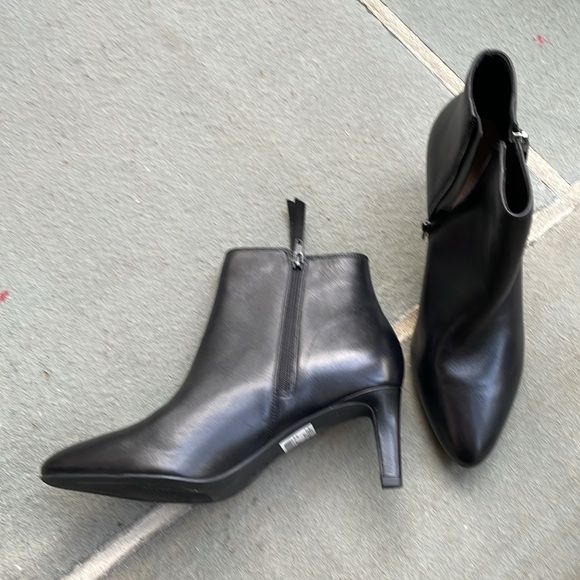 Never worn (no tags) Clarks Calla Blossom boots in black, size 9 - Picture 2 of 5